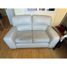 Sofa de piel blanco de dos plazas